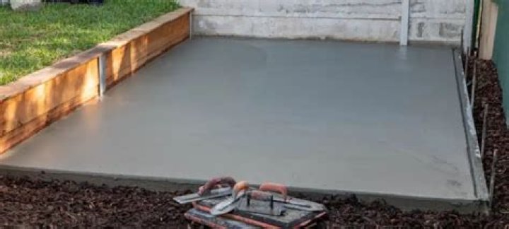 What is the minimum thickness for a concrete patio?